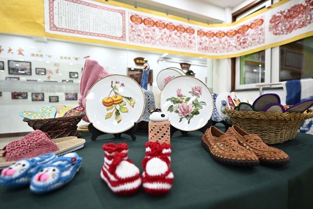 長(zhǎng)城花園社區(qū)居民制作的手工藝品（6月19日攝）。