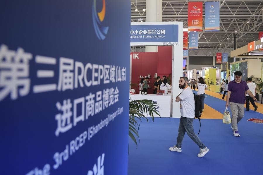 2023年8月18日，人們在第三屆RCEP區(qū)域（山東）進(jìn)口商品博覽會上參觀。新華社發(fā)（許傳寶 攝）
