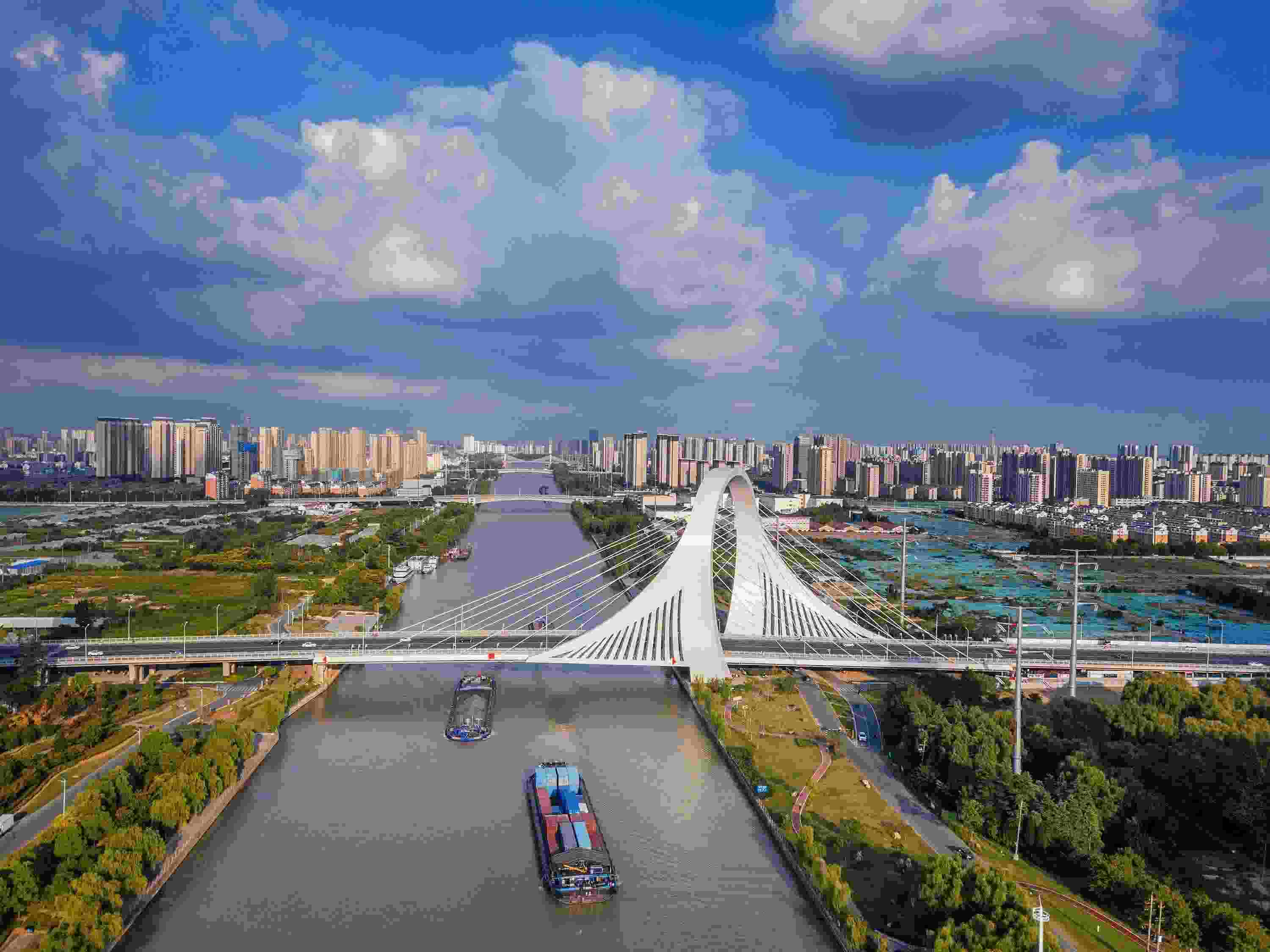 2022年9月12日，幾艘船舶行駛在江蘇淮安運河大橋附近。