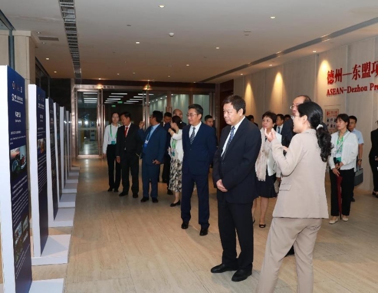 與會嘉賓參觀圖片展。中國外文局供圖