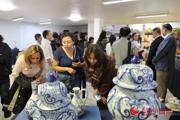 在展覽現(xiàn)場，觀眾們駐足欣賞德化瓷和墨西哥彩瓷。人民網(wǎng) 埃內(nèi)斯托·多明戈斯攝