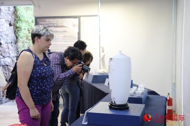 在展覽現(xiàn)場，觀眾們駐足欣賞德化白瓷和墨西哥彩瓷。人民網(wǎng) 埃內(nèi)斯托·多明戈斯攝