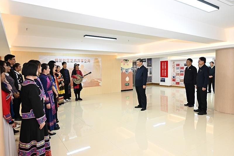 2023年12月14日，習(xí)近平總書(shū)記在廣西南寧市良慶區(qū)蟠龍社區(qū)黨群服務(wù)中心文體活動(dòng)室同社區(qū)居民親切交流。