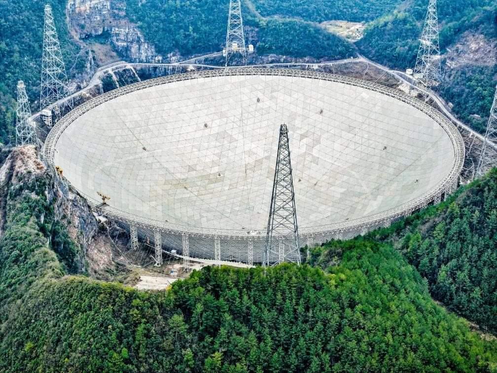 這是2024年2月26日拍攝的位于貴州的“中國(guó)天眼”（無(wú)人機(jī)全景圖片，維護(hù)保養(yǎng)期間拍攝）。新華社記者 歐東衢 攝