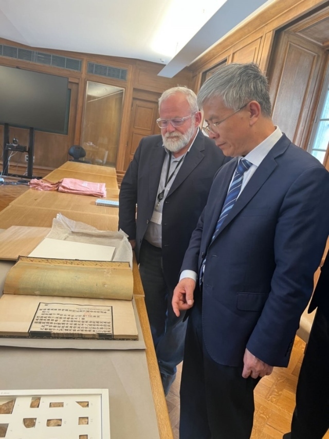 山東大學(xué)校長(zhǎng)李術(shù)才率團(tuán)訪問(wèn)法國(guó)國(guó)家圖書(shū)館。山東大學(xué)供圖