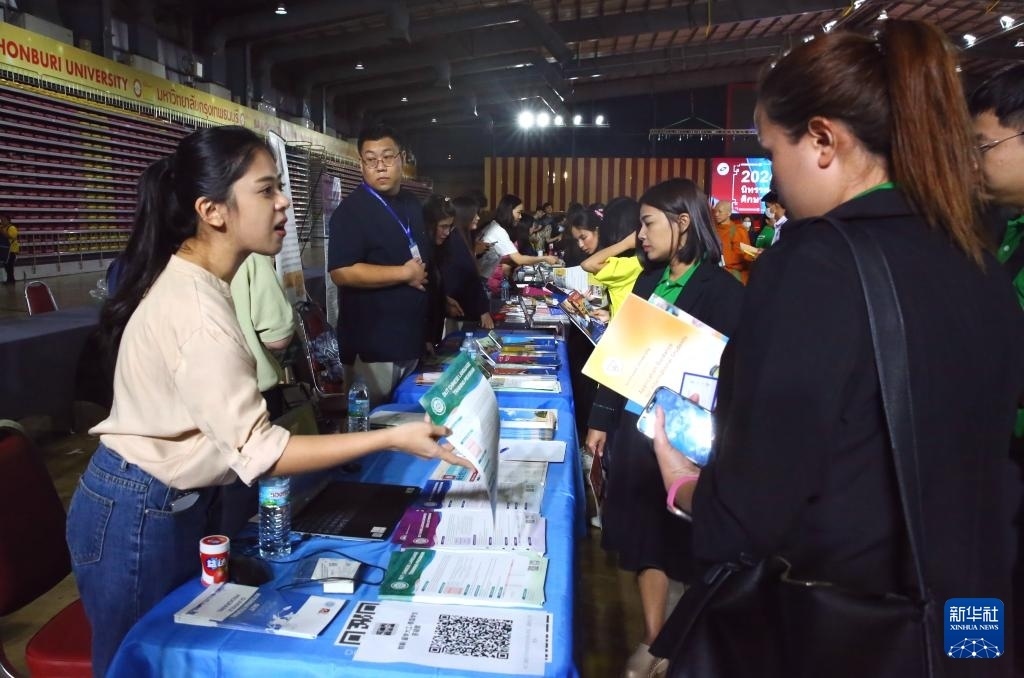 6月22日，在泰國(guó)曼谷吞武里大學(xué)舉辦的中國(guó)高等教育展上，學(xué)生在中國(guó)高校展臺(tái)前了解信息。新華社記者 孫瑋彤 攝