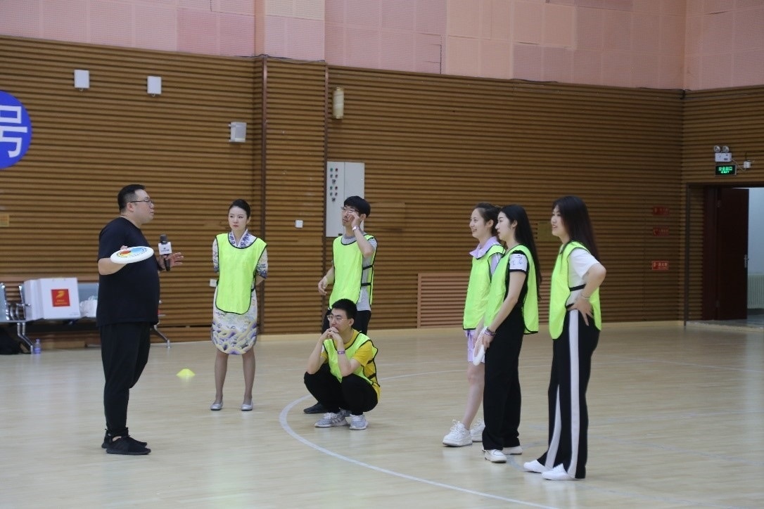 在“友趣體驗營”上，年輕用戶正在學習飛盤運動技巧。 受訪者供圖