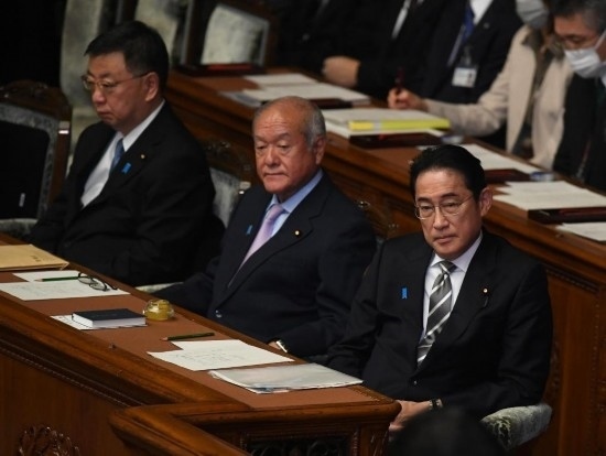 ??2023年12月13日，日本首相岸田文雄（右）參加國(guó)會(huì)閉會(huì)式。新華社記者馮武勇攝