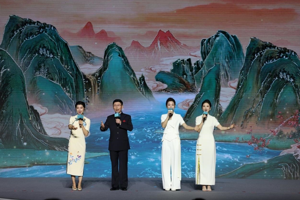 國家一級演員、京劇表演藝術(shù)家王平（左二），國家一級演員、南京藝術(shù)學(xué)院教授單雯（左一），浙江小百花越劇團青年演員陳麗君（右二）、何青青（右一）同臺唱響千年運河情。