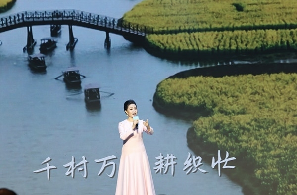 歌唱家、中國音樂學(xué)院教授雷佳現(xiàn)場演唱。