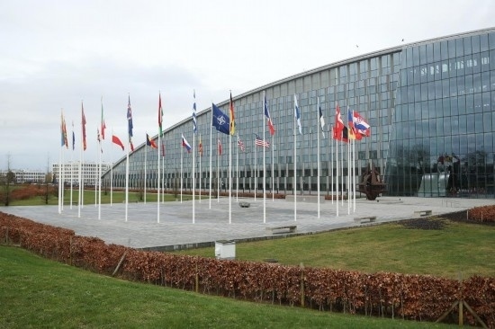  這是2月15日在比利時布魯塞爾拍攝的北約總部一角。為期一天的北約成員國國防部長會議15日在比利時首都布魯塞爾結束。會議就加強北約的威懾和防御以及對烏克蘭的支持等問題展開討論。新華社記者趙丁喆攝