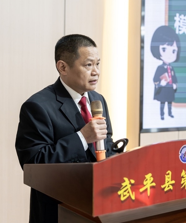 圖④：武平法院刑庭庭長候良石在模擬法庭后為學(xué)生上普法課。