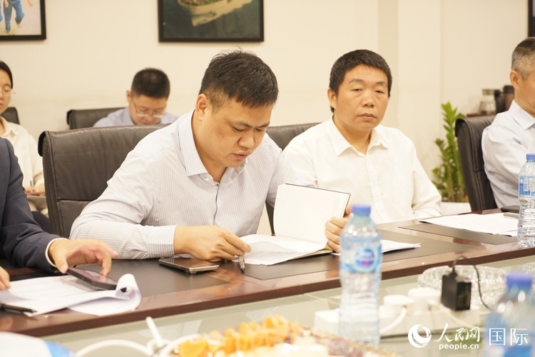 新當(dāng)選尼日利亞中國礦業(yè)聯(lián)合會會長中國和聯(lián)公司董事長李輝發(fā)言。人民網(wǎng)記者 姜宣攝