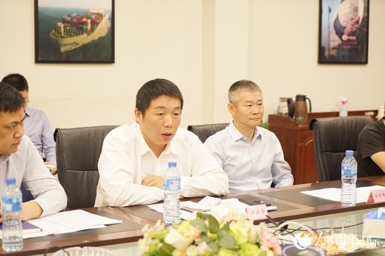 駐尼日利亞使館領(lǐng)僑處主任伊亞奇（中）講話。人民網(wǎng)記者 姜宣攝