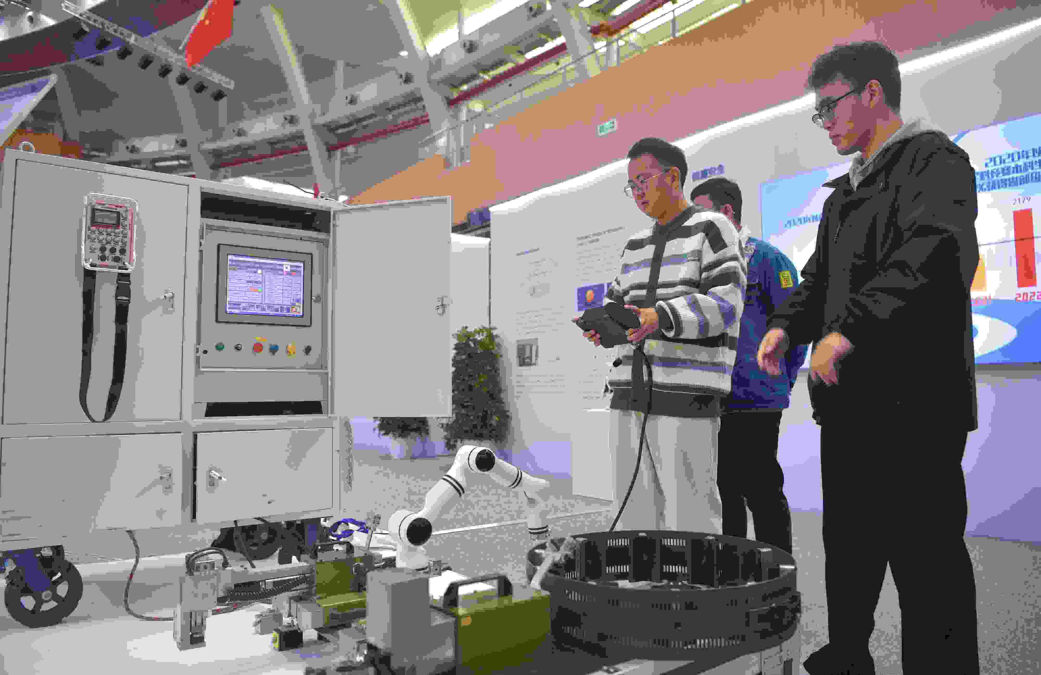 2023年，京南地區(qū)高?？萍汲晒平闀诒本┙ㄖ髮W(xué)大興校區(qū)舉行。圖為高校師生在展示管道全位置焊接機器人系統(tǒng)成果。