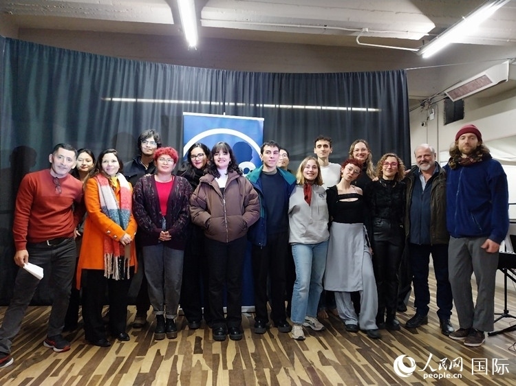 活動(dòng)現(xiàn)場藝術(shù)家合影。人民網(wǎng)記者 許放攝