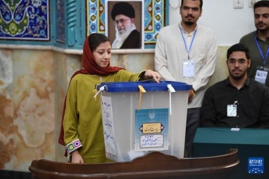 6月28日，伊朗選民在德黑蘭的一處投票站參加總統(tǒng)選舉投票。新華社記者 沙達提 攝
