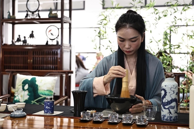 茶藝師現(xiàn)場展示宋式點(diǎn)茶。拉巴特中國文化中心供圖