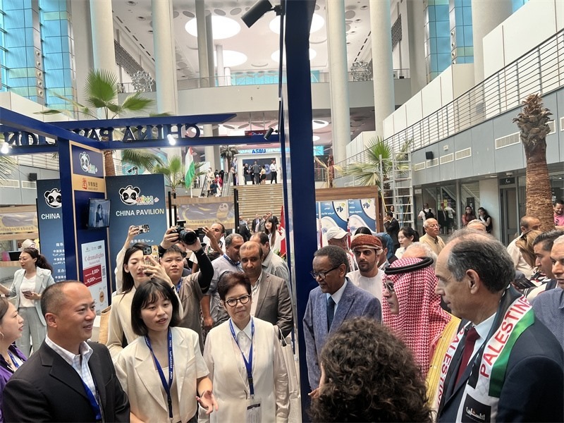 沙特廣播電視局首席執(zhí)行官、阿廣聯(lián)主席穆罕默德（右二）、阿廣聯(lián)秘書長蘇萊曼（右三）等阿拉伯國家嘉賓參觀展臺。主辦方供圖