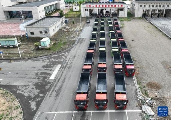 7月2日，車輛在巴克圖口岸辦理通關手續(xù)（無人機照片）。新華社發(fā)（馬丁 攝）