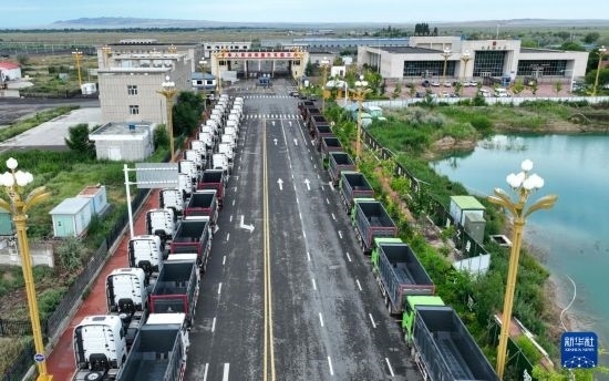 7月2日，車輛在巴克圖口岸有序出境（無人機照片）。新華社發(fā)（馬丁 攝）