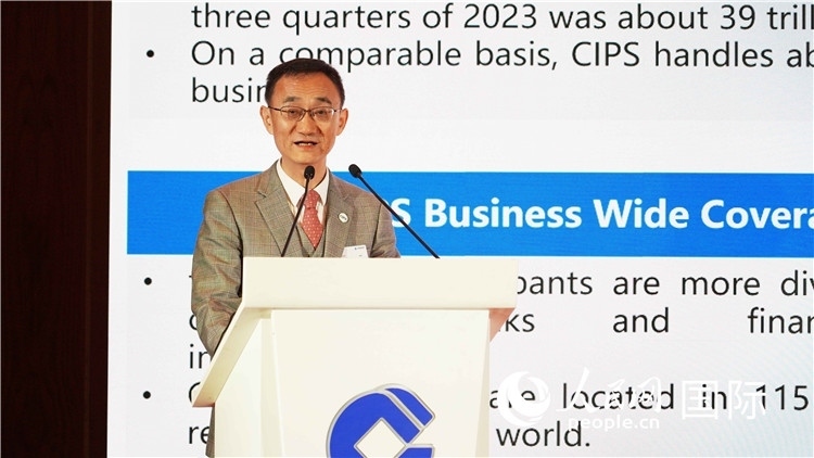 跨境銀行間支付清算有限責(zé)任公司總裁許再越發(fā)言。 人民網(wǎng) 張茜 攝