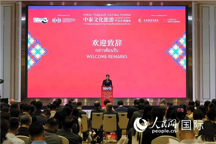 泰國(guó)文化部副部長(zhǎng)普洛伊·塔尼庫(kù)發(fā)表演講。