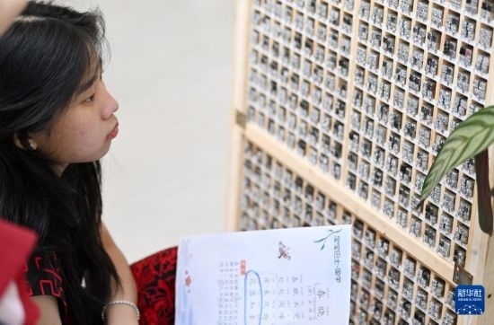 7月3日，外國學(xué)生在了解中國的活字印刷。新華社記者 李然 攝