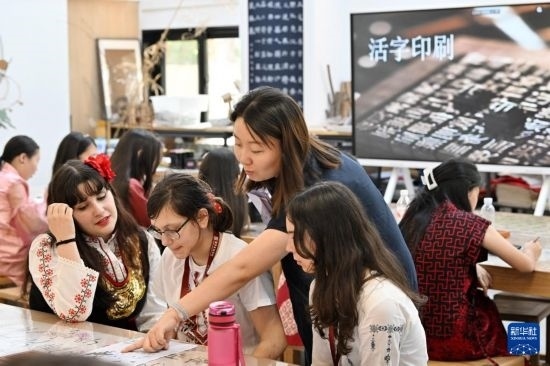 7月3日，外國學(xué)生在了解中國文化。新華社記者 李然 攝