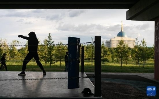 7月2日，在哈薩克斯坦首都阿斯塔納，一名男子在橋下運(yùn)動(dòng)場(chǎng)練習(xí)拳擊。新華社記者 白雪騏 攝