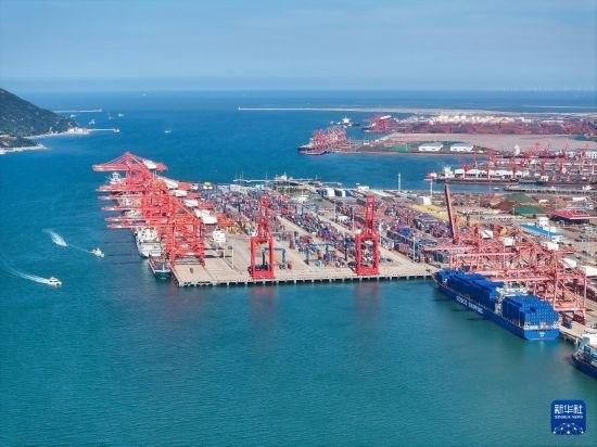 6月26日，貨輪?？吭谶B云港港集裝箱碼頭（無人機照片）。新華社記者 季春鵬 攝