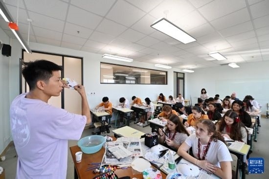 7月3日，外國學(xué)生在學(xué)習(xí)繪制京劇臉譜。新華社記者 李然 攝