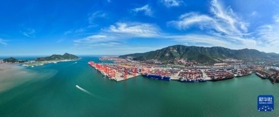 6月26日，貨輪?？吭谶B云港港集裝箱碼頭（無人機照片）。新華社記者 季春鵬 攝
