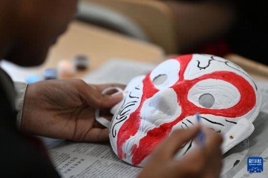 7月3日，外國學(xué)生在繪制京劇臉譜。新華社記者 李然 攝