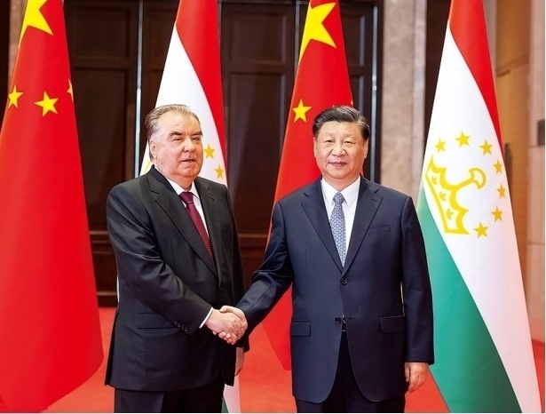 2023年5月，國(guó)家主席習(xí)近平在西安同來華出席中國(guó)—中亞峰會(huì)并進(jìn)行國(guó)事訪問的塔吉克斯坦總統(tǒng)拉赫蒙會(huì)談。新華社記者 丁海濤 攝