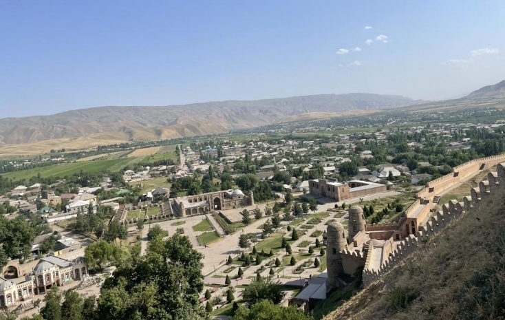 位于塔吉克斯坦杜尚別西北的吉薩爾古城，有著3000多年歷史。有研究認為，張騫出使大宛回程途中曾經(jīng)過此地。圖為從吉薩爾古城城墻俯瞰城門與市鎮(zhèn)。本報記者 曲頌 攝