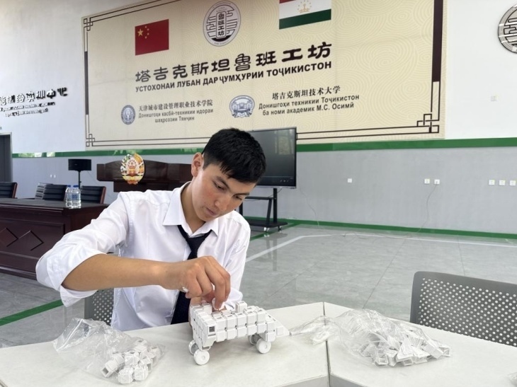在塔吉克斯坦魯班工坊內(nèi)，學(xué)員正在操作能力源創(chuàng)新套件。本報記者 屈佩 攝