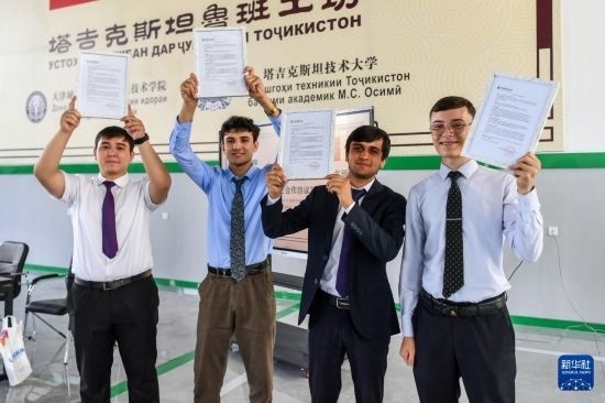 7月3日，在塔吉克斯坦首都杜尚別，魯班工坊赴華留學生展示錄取通知書。新華社記者 曹陽 攝