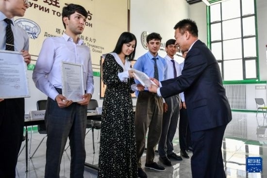 7月3日，在塔吉克斯坦首都杜尚別，天津城市建設管理職業(yè)技術學院的負責人為魯班工坊赴華留學生頒發(fā)錄取通知書。新華社記者 曹陽 攝