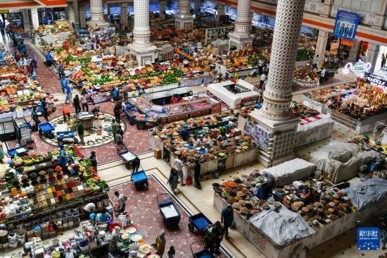 這是6月27日在塔吉克斯坦首都杜尚別拍攝的大巴扎內(nèi)景。新華社記者 曹陽(yáng) 攝