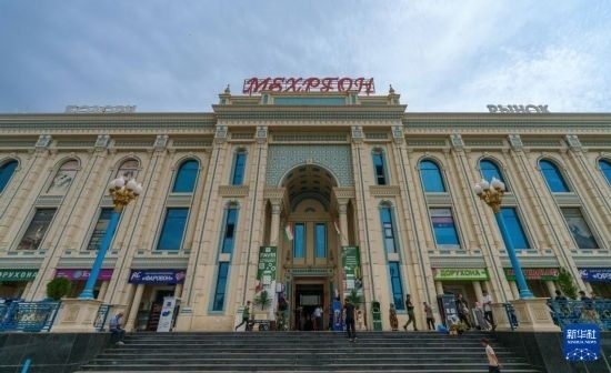 這是7月1日在塔吉克斯坦首都杜尚別拍攝的大巴扎外景。新華社記者 周荻瀟 攝