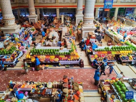 這是7月3日在塔吉克斯坦首都杜尚別拍攝的大巴扎內(nèi)景。新華社記者 燕雁 攝