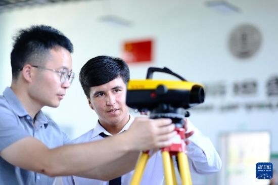 6月14日，在塔吉克斯坦首都杜尚別的魯班工坊，來自天津城市建設管理職業(yè)技術學院的老師（左）指導學生。新華社記者 鄭開君 攝