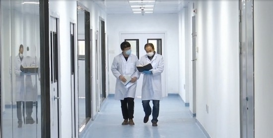 中國科學院贛江創(chuàng)新研究院科研人員在交流。（贛州市贛縣區(qū)融媒體中心供圖）