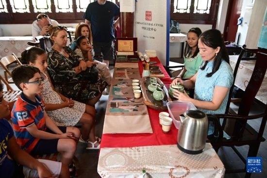 7月4日，在馬耳他桑塔露琪亞市的中國(guó)古典園林“靜園”，人們欣賞中國(guó)茶藝表演。新華社發(fā)（喬納森·博格 攝）