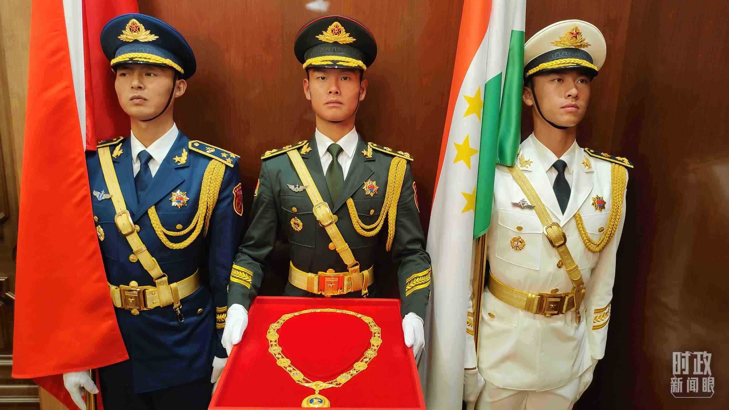 △中方儀仗兵護(hù)送“友誼勛章”入場(chǎng)。（總臺(tái)央視記者薛冠南拍攝）