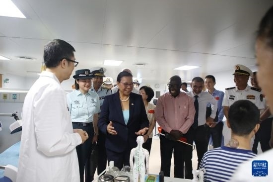 7月5日，塞舌爾衛(wèi)生部長維多在中國海軍“和平方舟”號醫(yī)院船上參觀中醫(yī)診室。新華社發(fā)（劉志磊 攝）