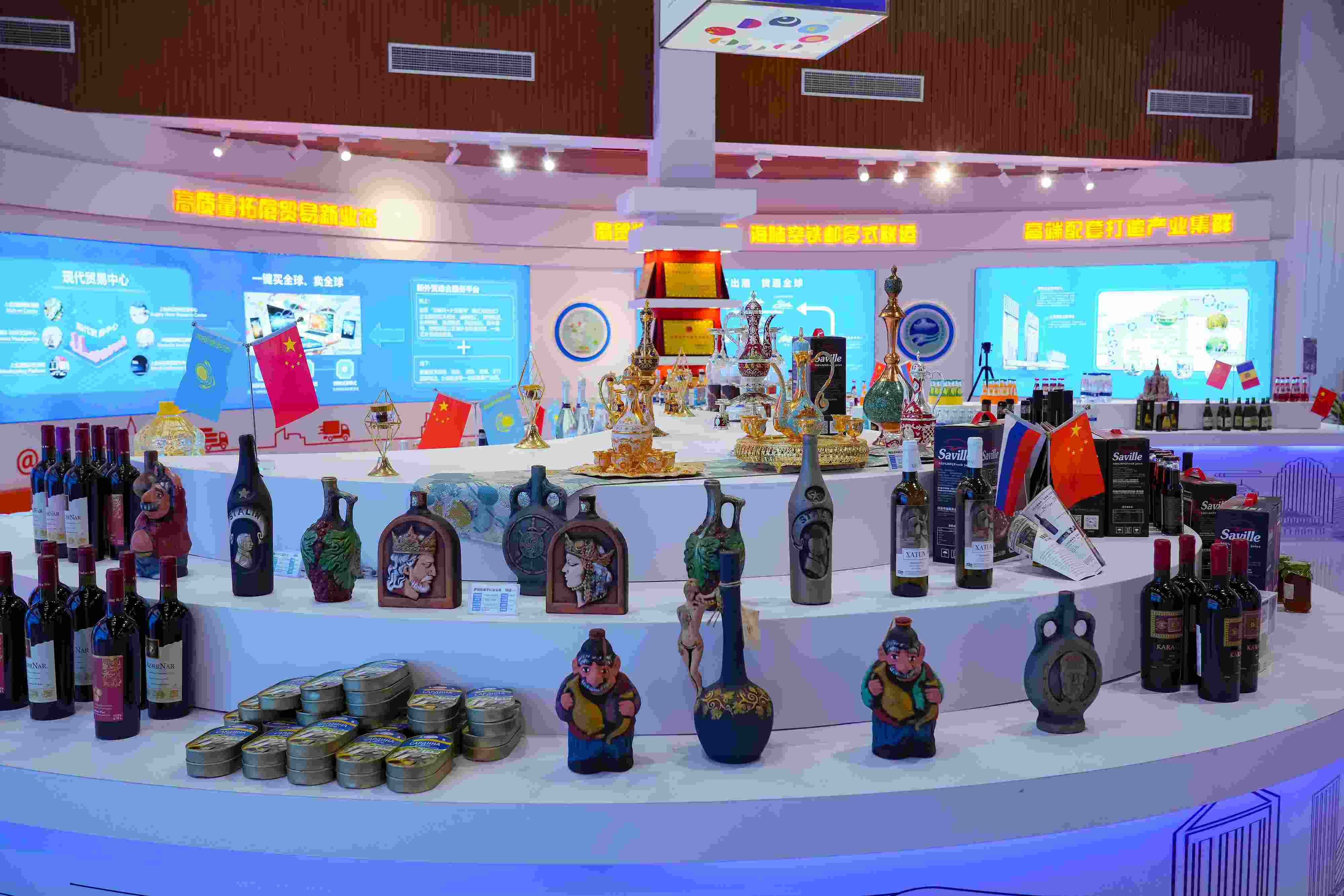 2022年10月19日，青島，上合示范區(qū)展出的上合組織國家特色商品。