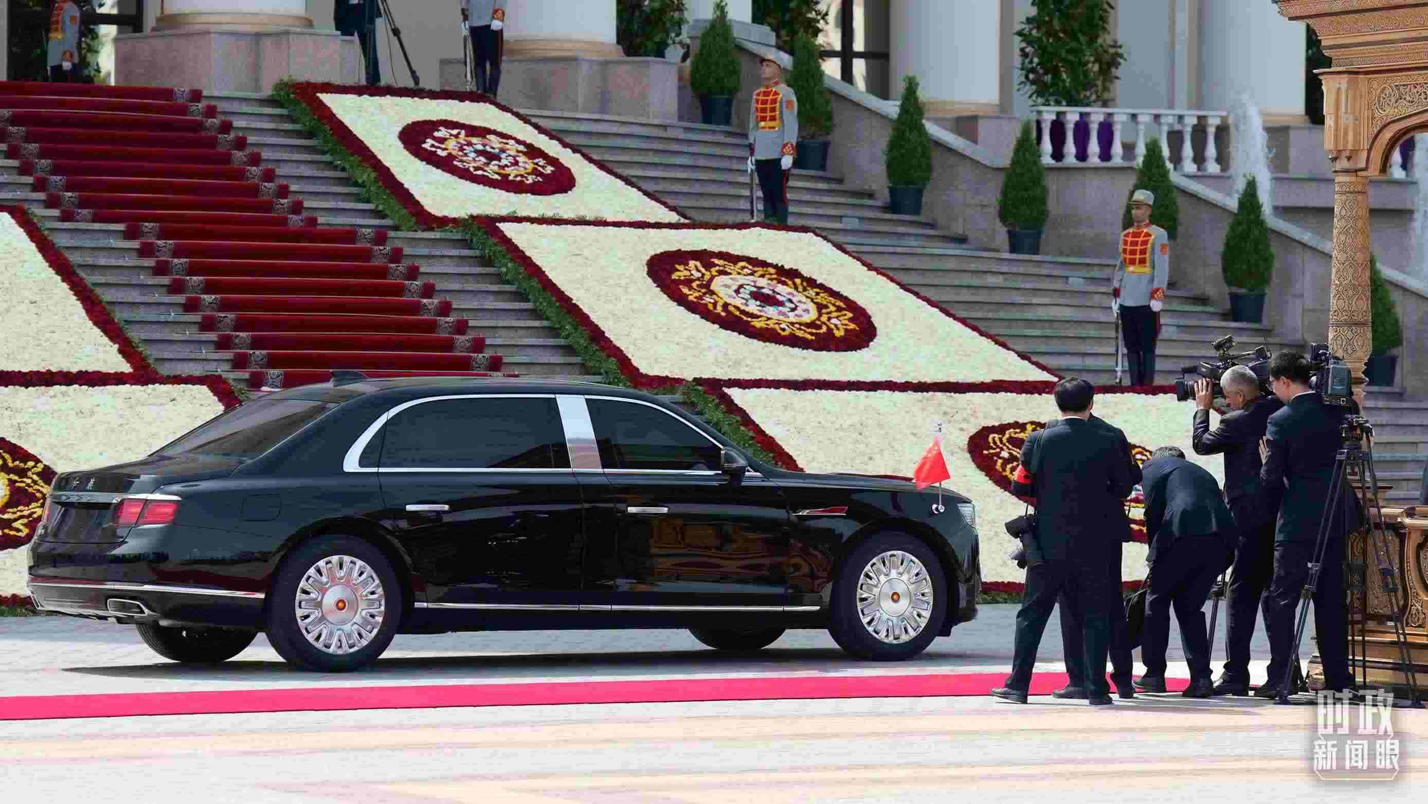 △習(xí)主席乘坐的紅旗車抵達(dá)塔總統(tǒng)府。（總臺(tái)記者李晉拍攝）