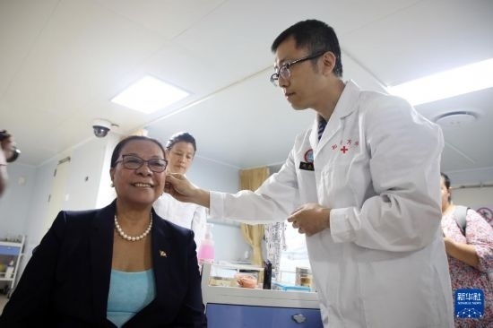 7月5日，塞舌爾衛(wèi)生部長維多在中國海軍“和平方舟”號醫(yī)院船上體驗中醫(yī)。新華社發(fā)（劉志磊 攝）